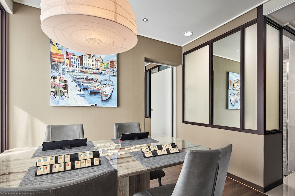 Western Bay Marina Hotel 34/46
