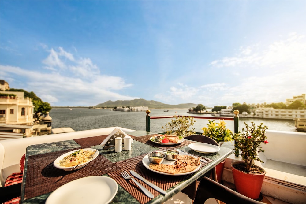 Hotal Devraj Niwas on Lake Pichola Udaipur 34/50