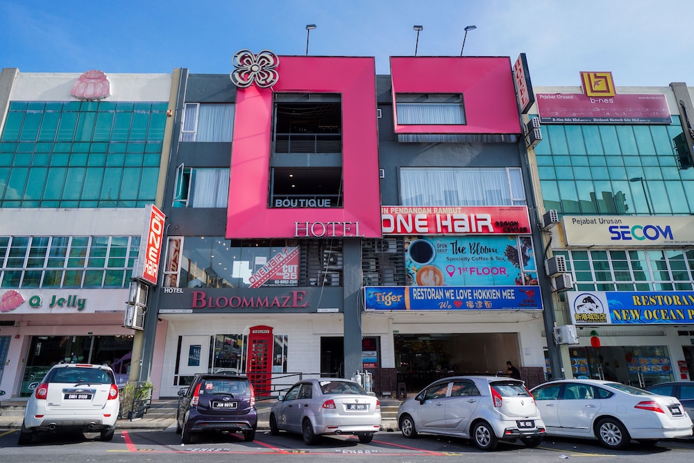 Bloommaze Boutique Hotel 64/69