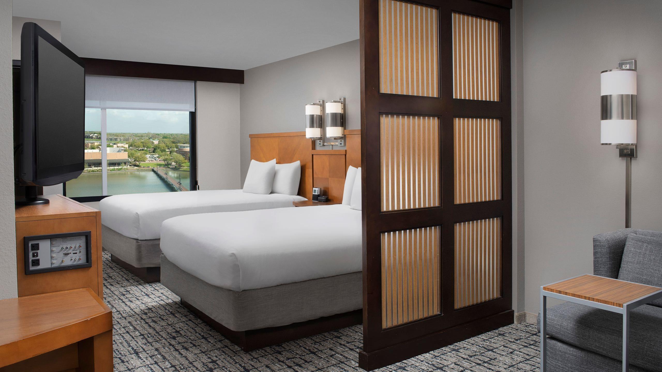 Room, 2 Queen Beds, Lake View, Sofa