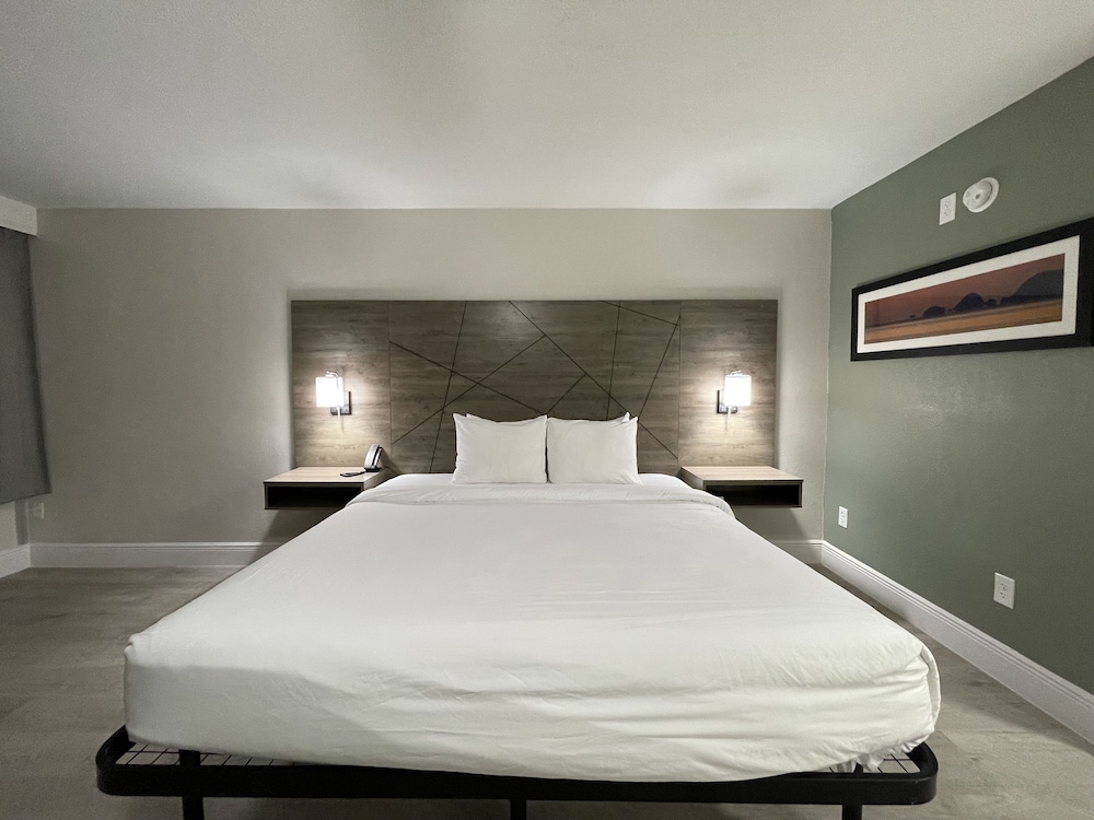 غرفة بسرير كينج لذوي الإعاقة، Quality Inn and Suites Airport Cruise Port Hollywood 3/10