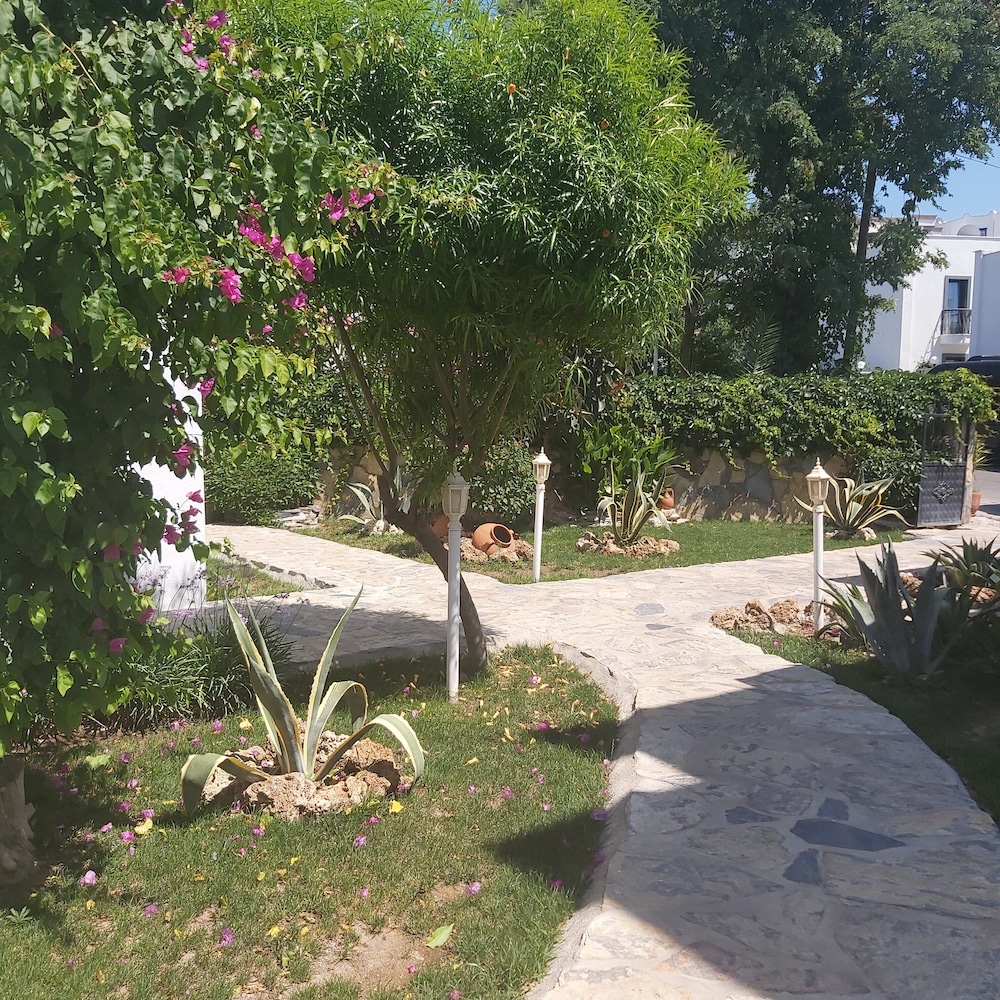 Canna Garden Hotel 41/47
