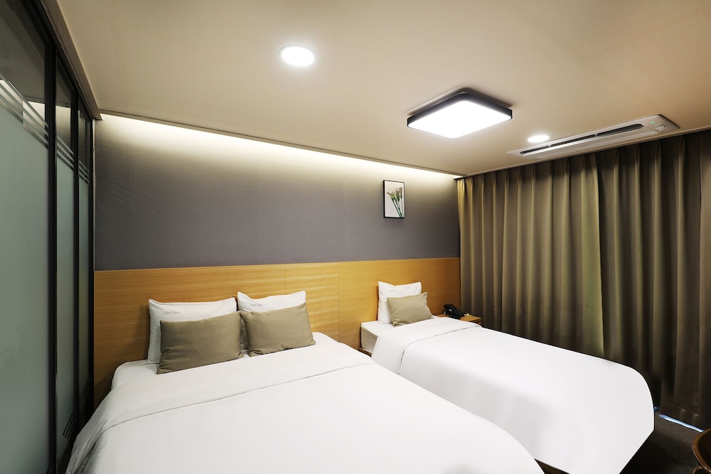 Hotel Full Moon 11/54