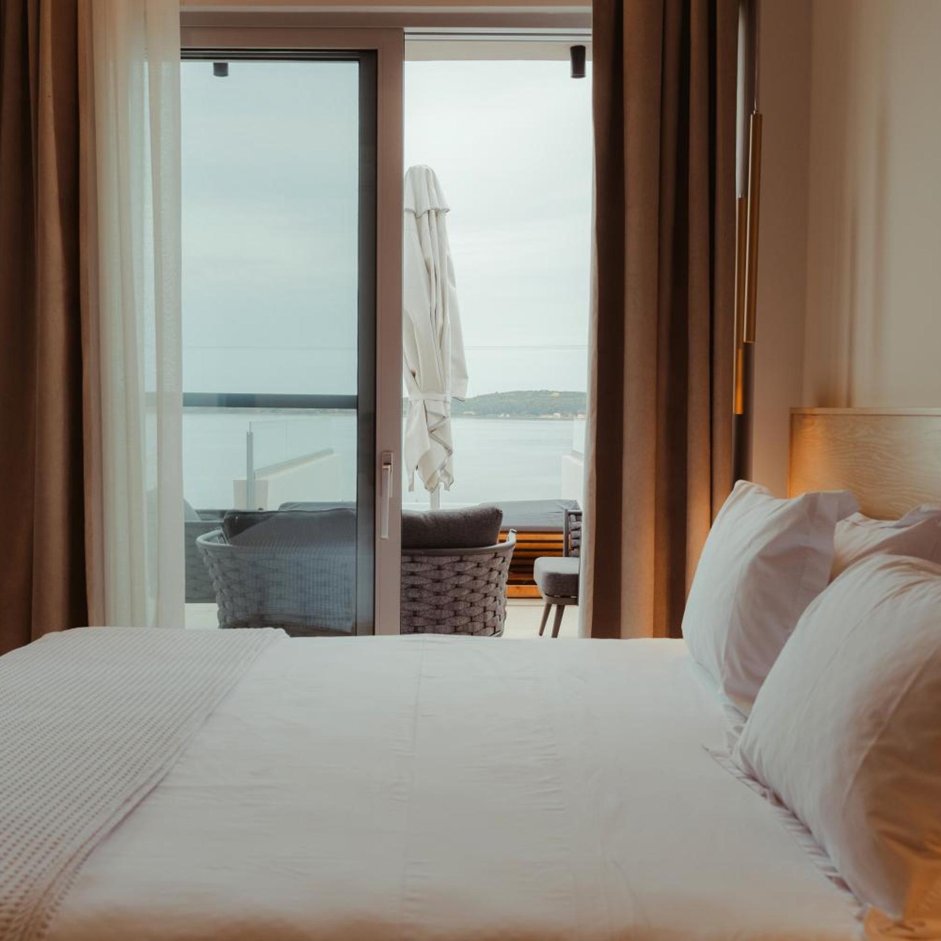 جناح جونيور بمسبح خاص، Limanaki Hotel 6/10