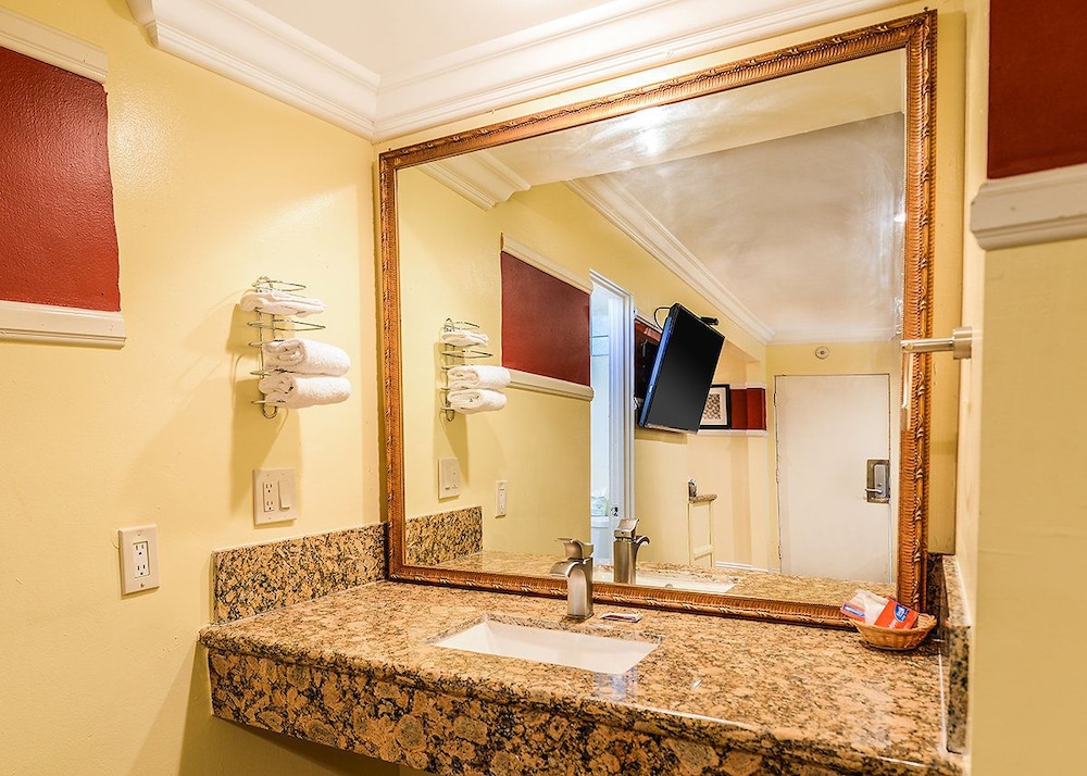 Aqua Venture Inn 20/24