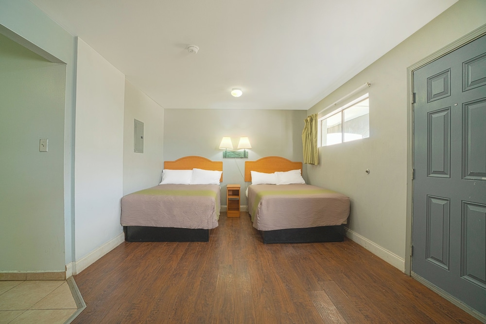 ROOM, 2 DOUBLE BEDS, KITCHENETTE