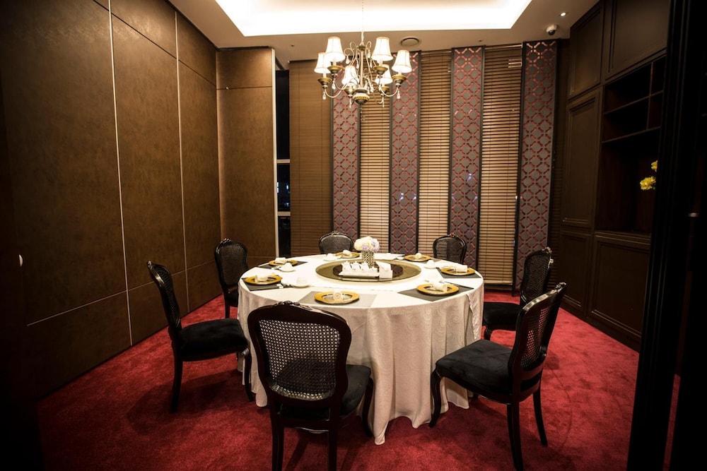 Isquare Hotel 40/50