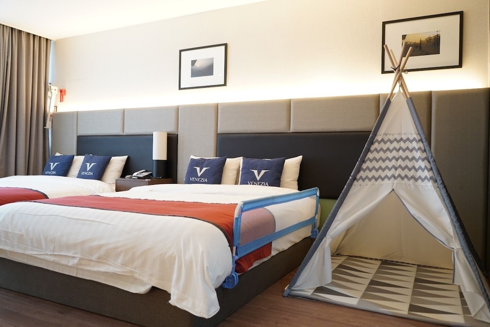 KIDS, POOL, SUITE