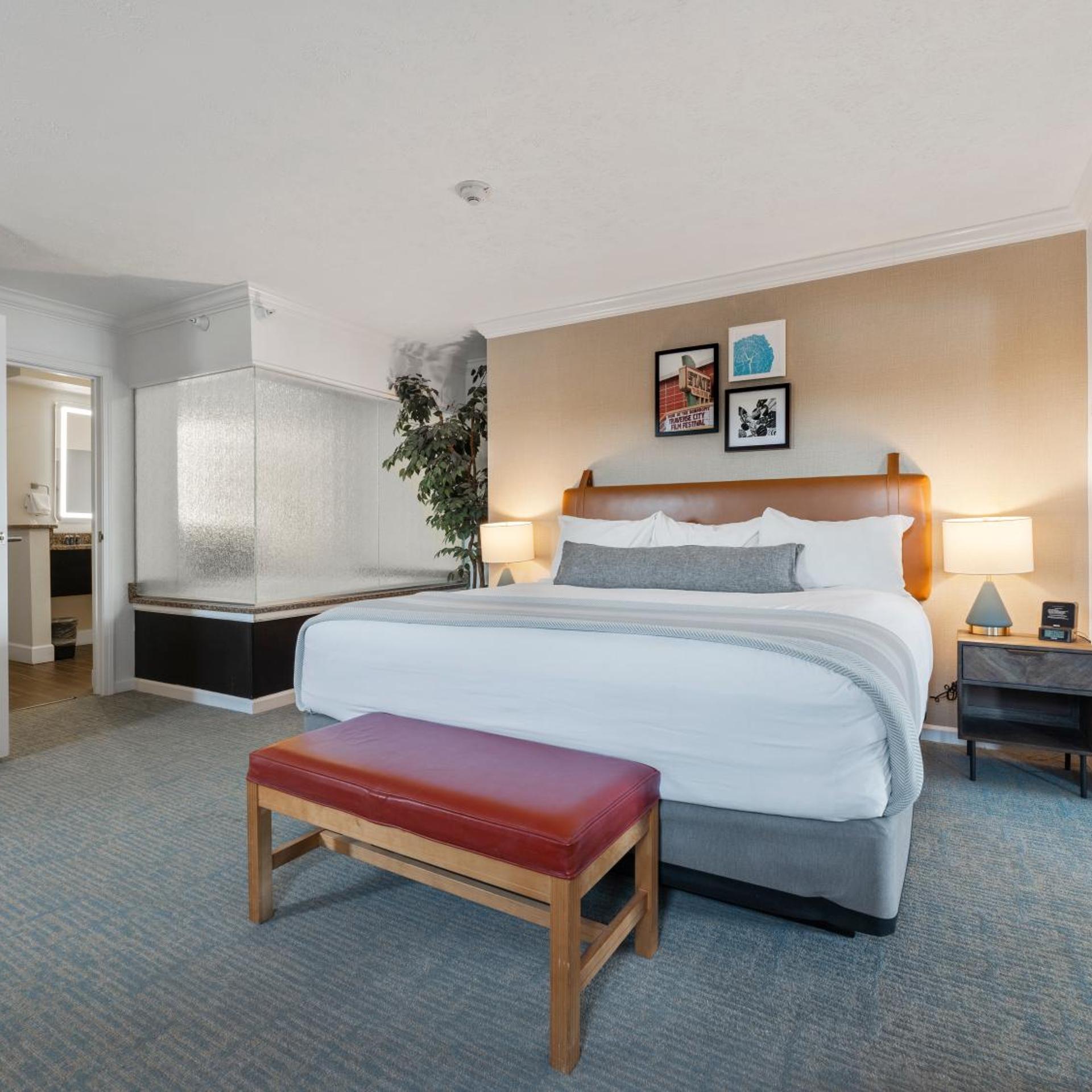 Suite, King Bed, Balcony