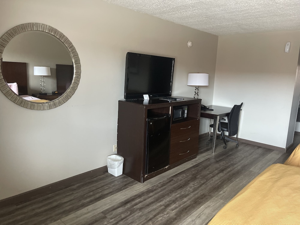 Royal Inn & Suites 14/24