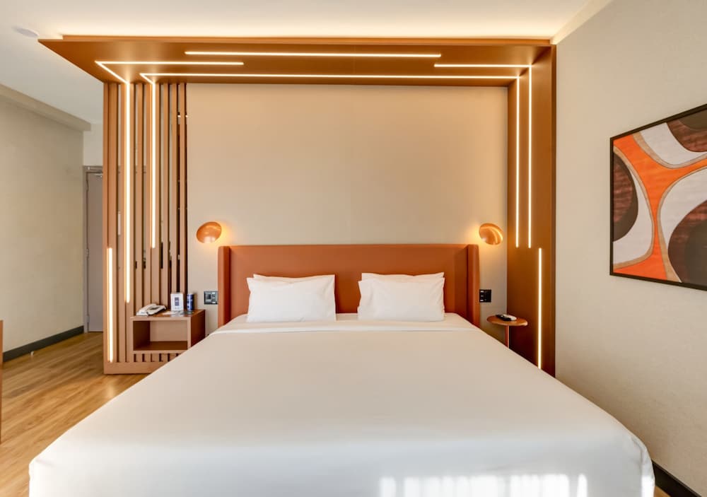 LUXURY, KING BED