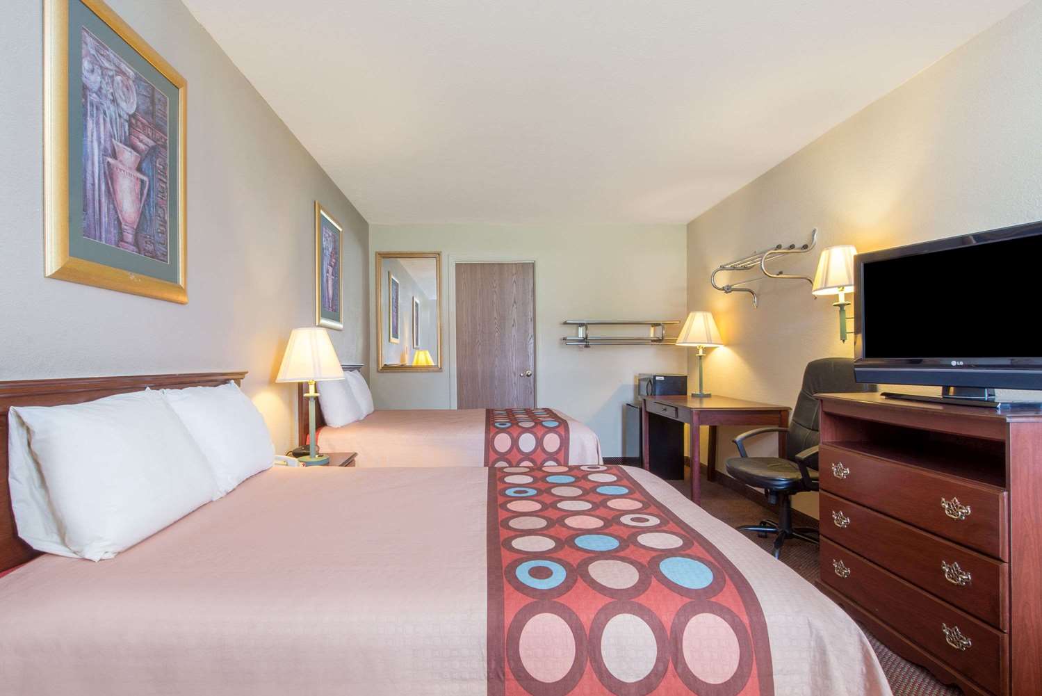 Super 8 By Wyndham Centerville-Richmond 10/21