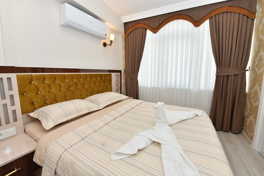 2 BEDROOMS, SUITE, KITCHEN