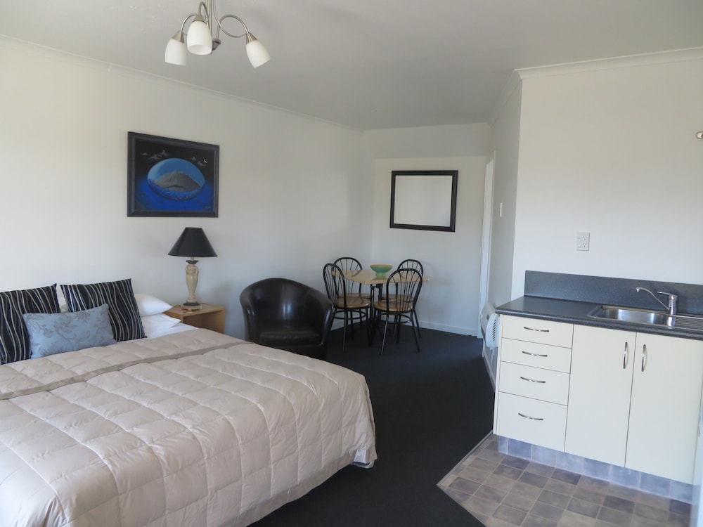 Colonial Motel 26/72
