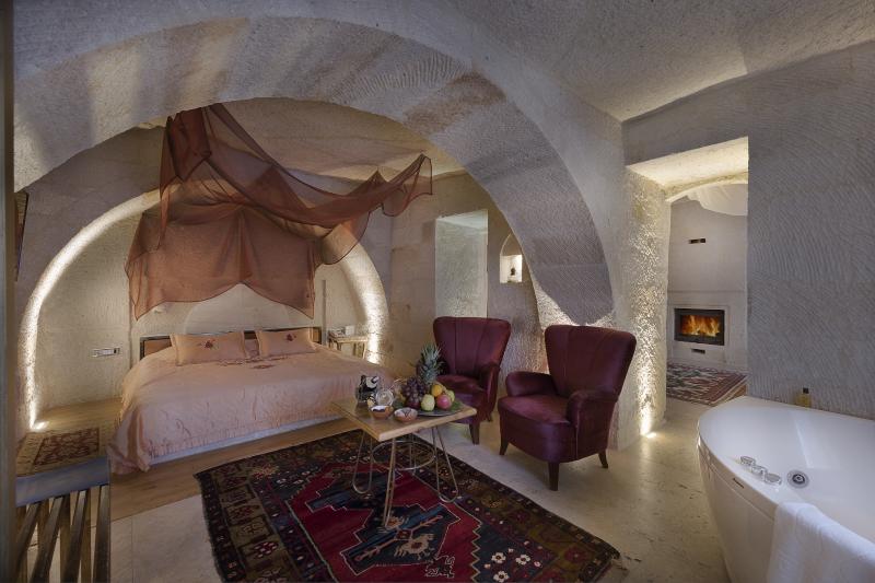 SUITE, KING BED