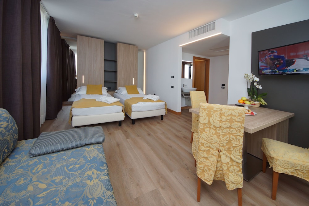 Hotel Ambassador Suite 54/73