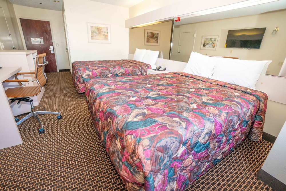 Regency Inn & Suites DFW 22/36