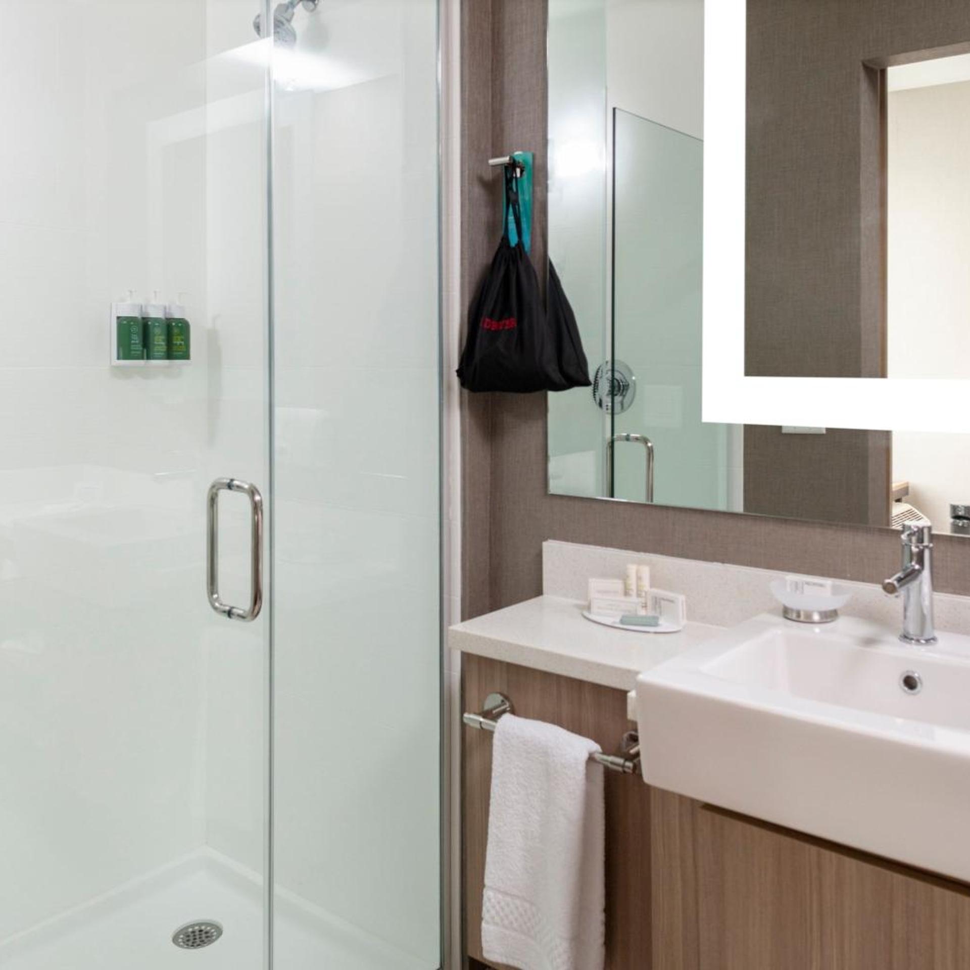 جناح بسريرين كوين مع سرير سحّاب إضافي مع أريكة لذوي الإعاقة، SpringHill Suites by Marriott Charlotte Huntersville 2/2