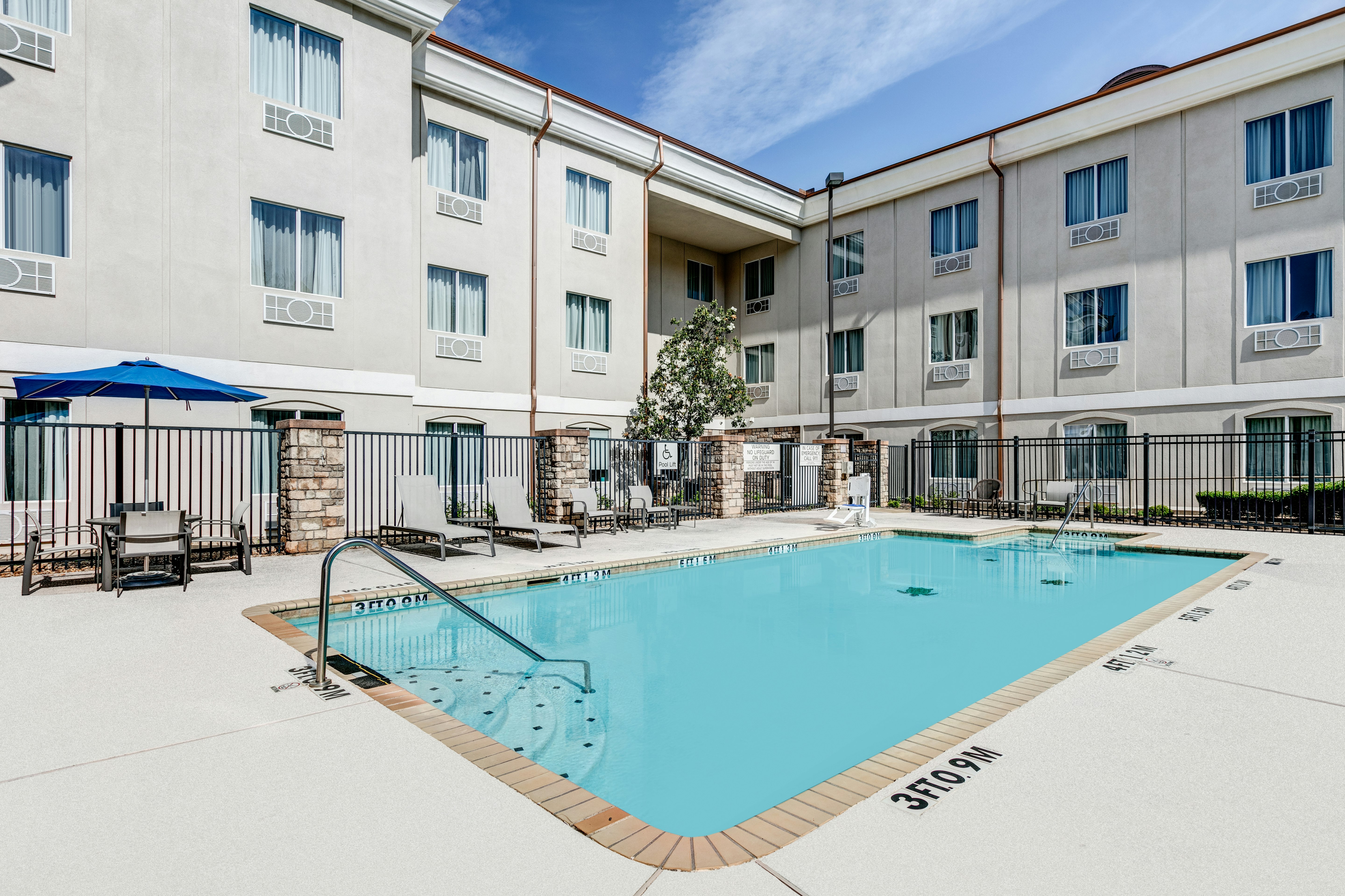Holiday Inn Express Hotel And Suites Marshall 36/38