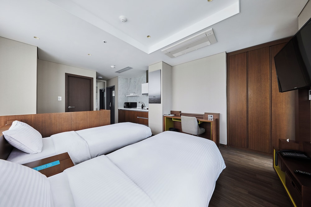DELUXE, STUDIO, TWIN BEDS