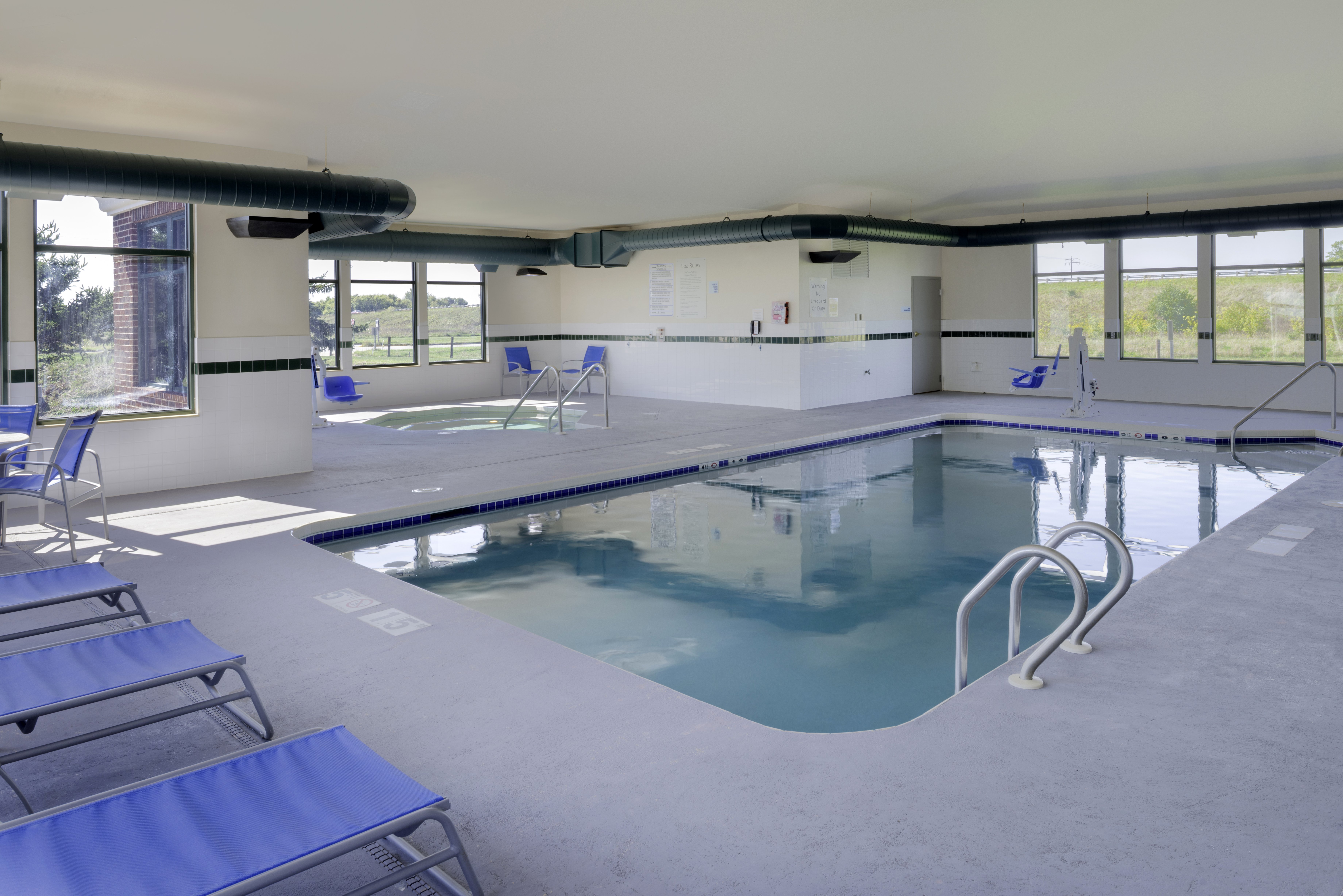 Holiday Inn Express Hotel Suites Fort Atkinson 37/74