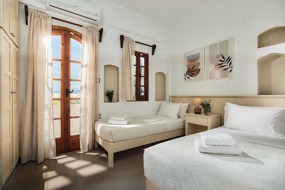 STUDIO, DOUBLE OR TWIN BED