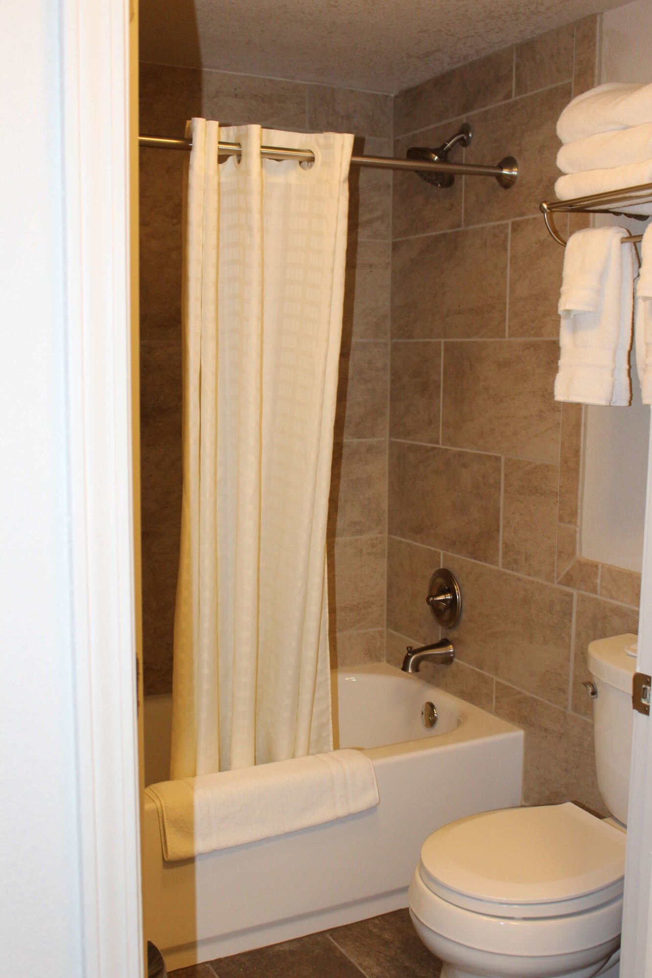 غرفة قياسية بسرير كينج بإطلالة على البحيرة مع أريكة، Best Western Plus Concord Inn 4/6