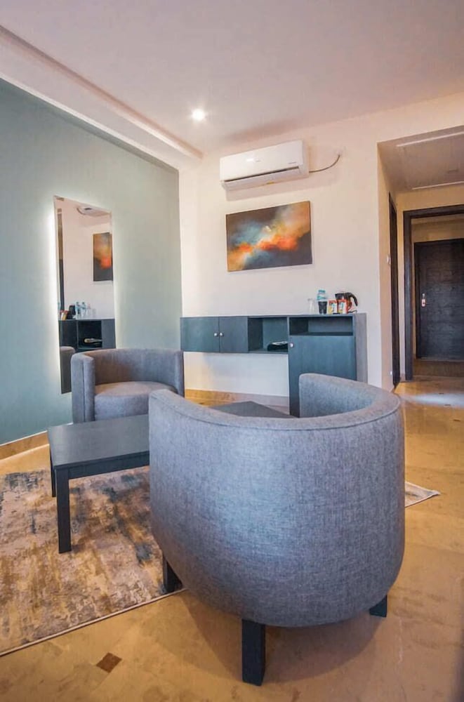 Roomy Signature Hotel 12/40