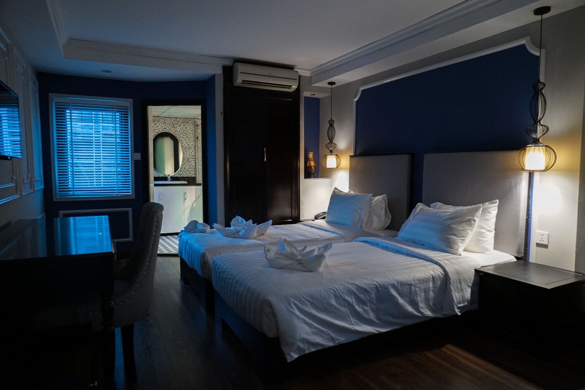 EXECUTIVE, DOUBLE OR TWIN BED