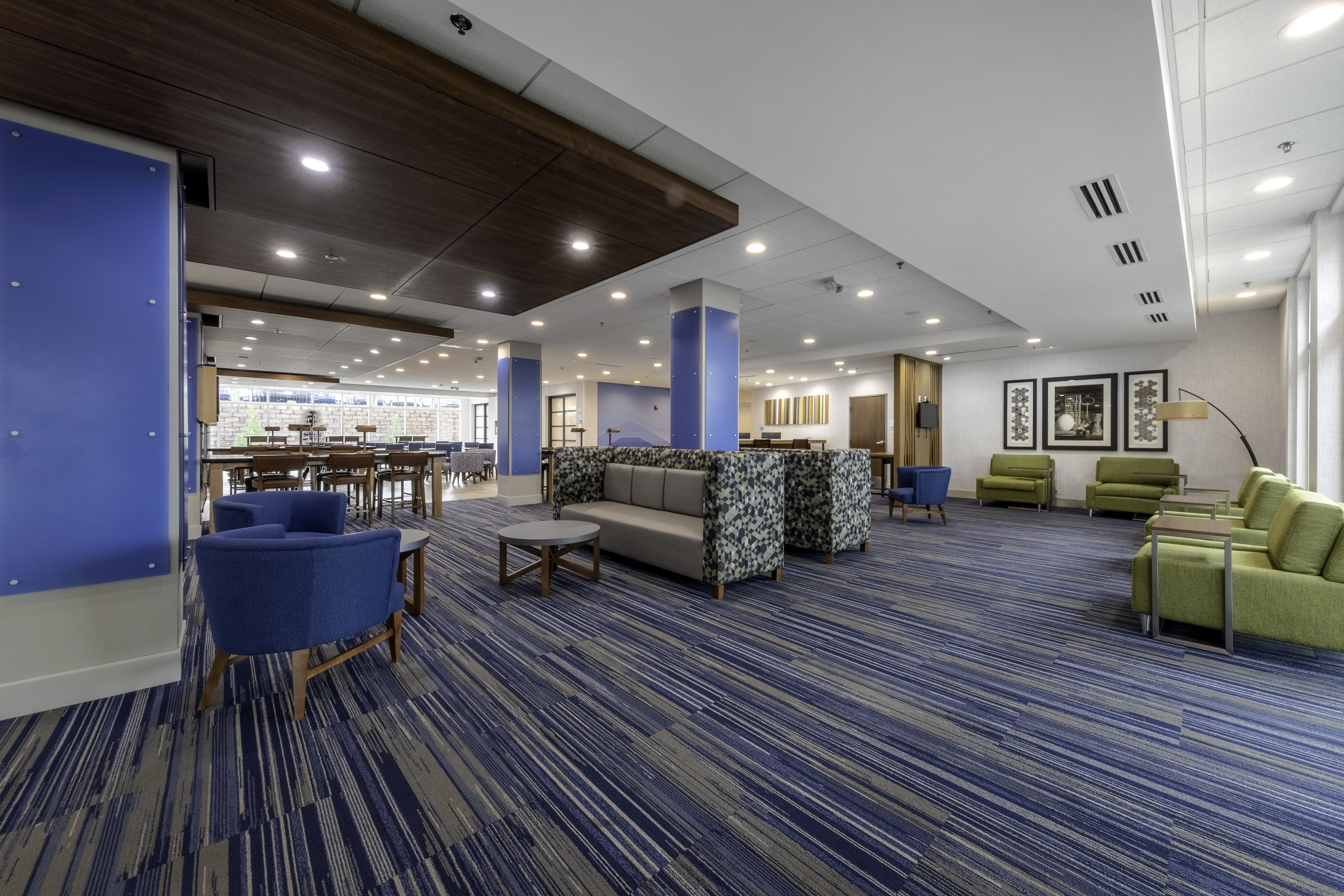 Holiday Inn Express Suites Staunton 48/75
