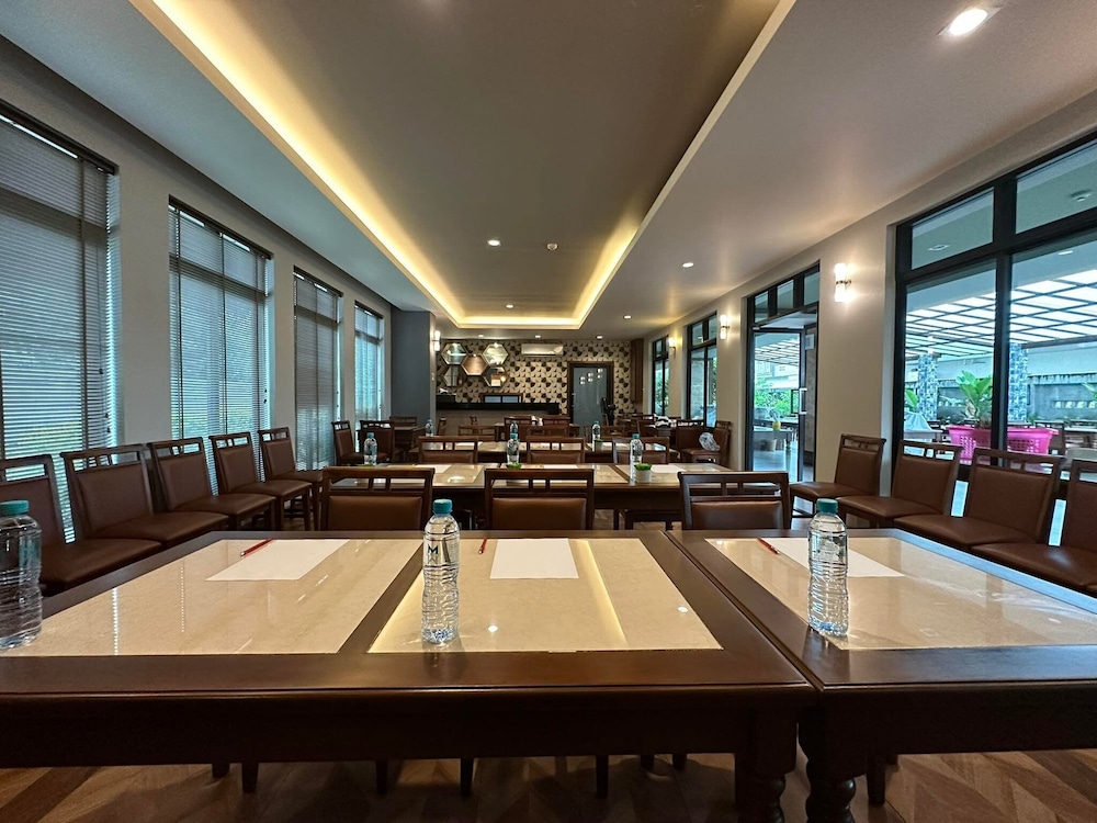 The Mangrove Hotel 32/51