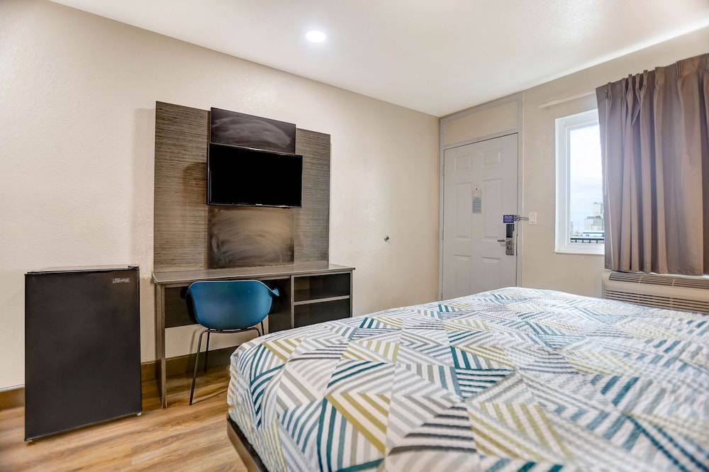 Motel6 San Bernardino, CA - South 14/29