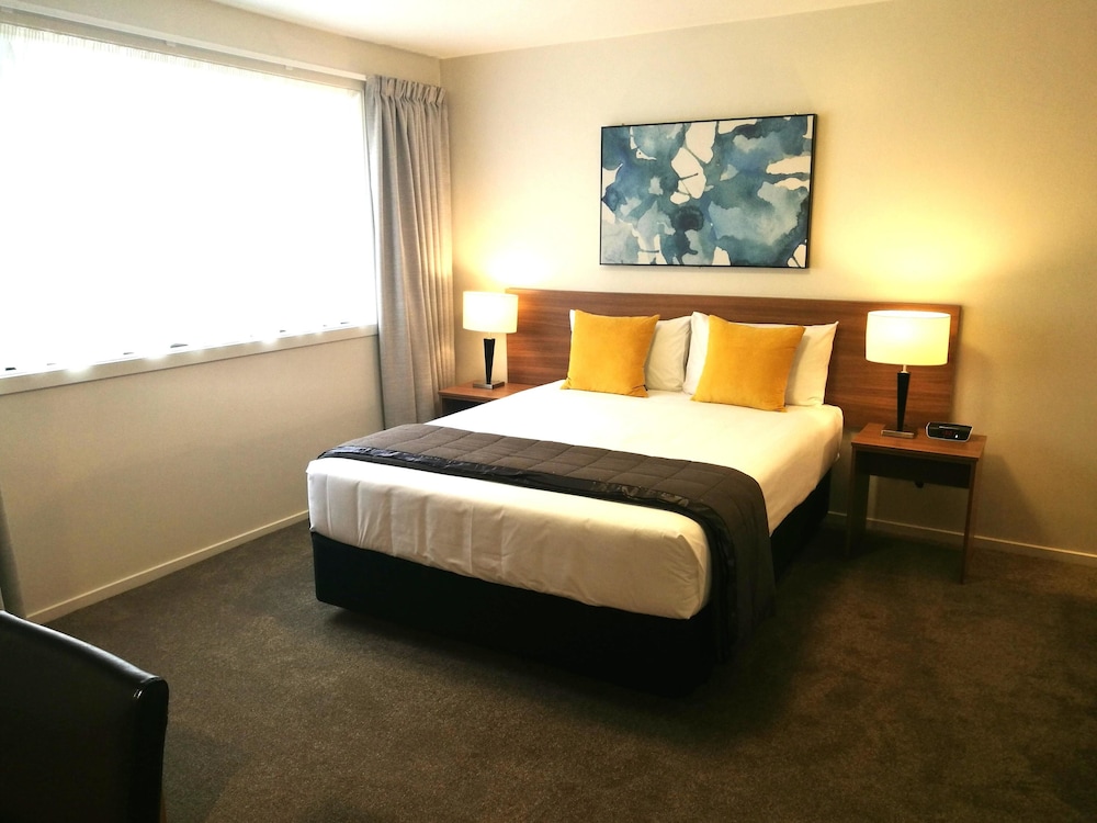 2 BEDROOMS, SUITE