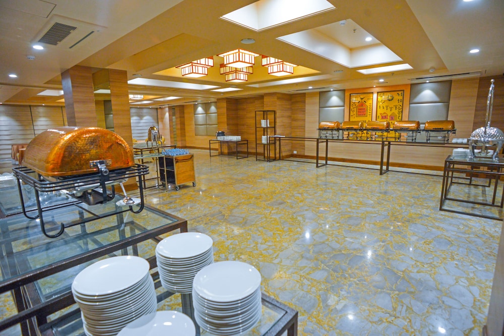 Efcee Sarovar Premiere Bhavnagar 9/52