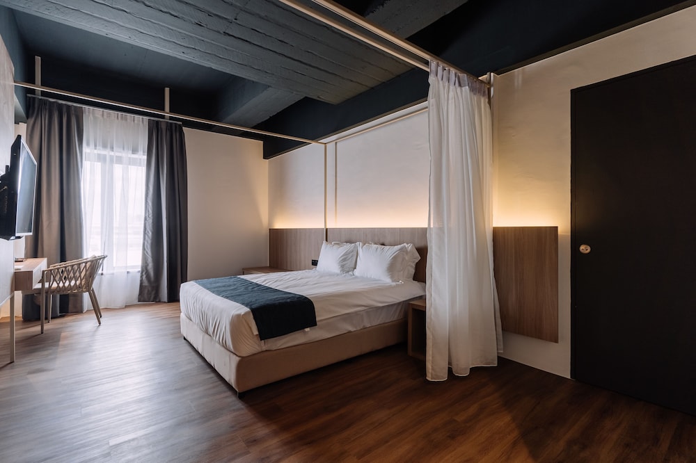 Deluxe, Queen Bed