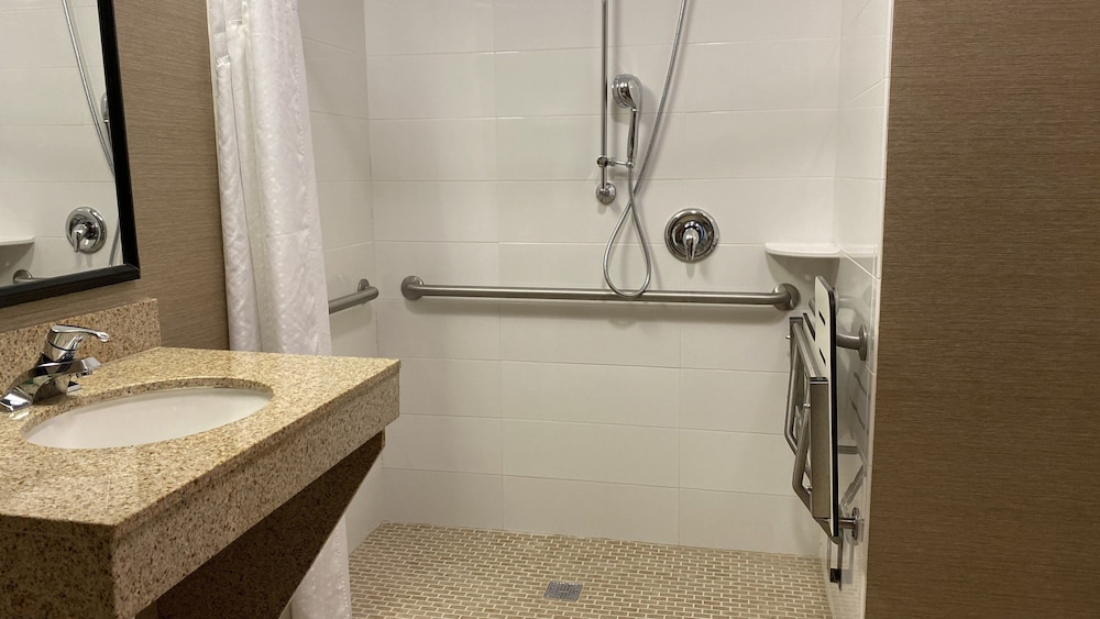 Holiday Inn Hotel Amp Suites Bakersfield North 15/57