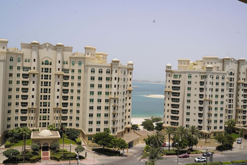 Royal Club Palm Jumeirah by Royal Vacation Homes Rental in DUBAI