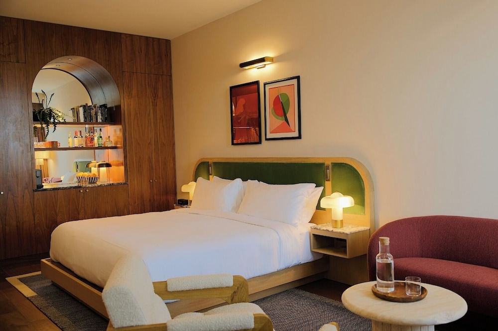 SUITE, KING BED, BATHTUB