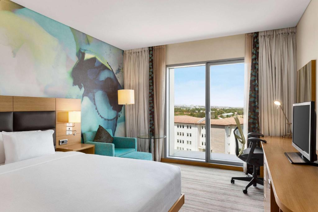 Room, King Bed, City and River View, Smoking