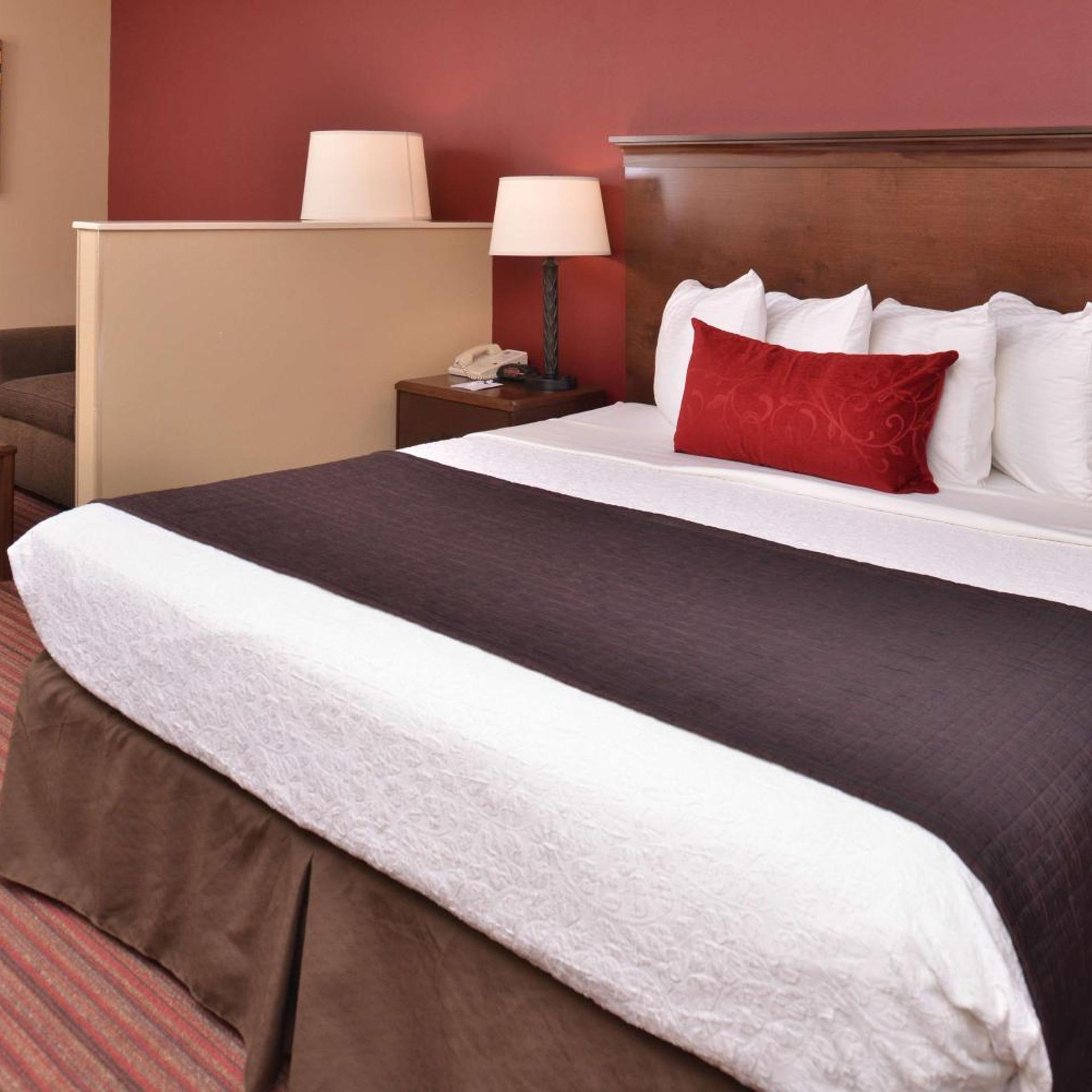 جناح بسرير كينج مع أريكة بجاكوزي، Best Western Woodland Inn 2/5