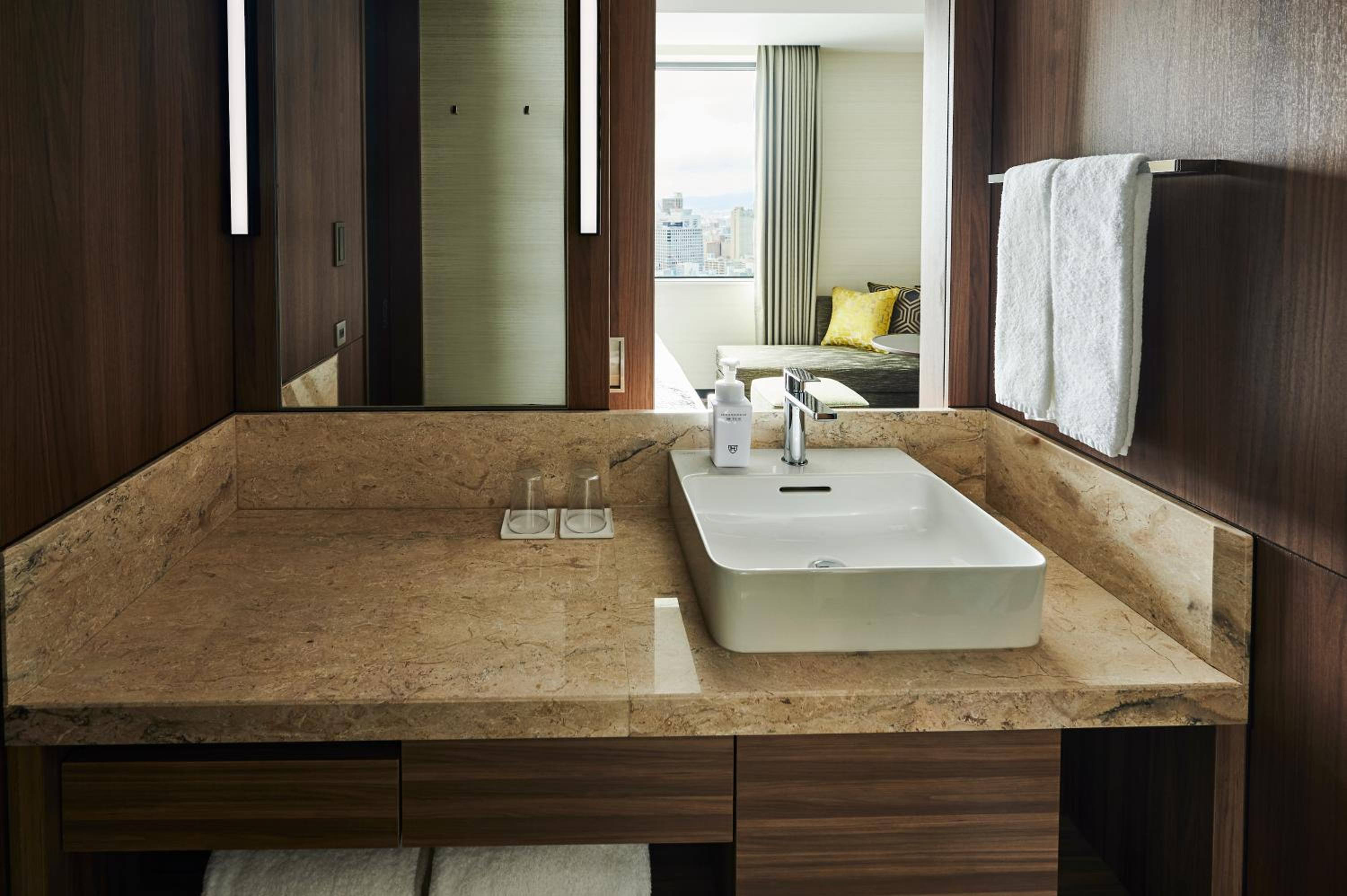 غرفة تنفيذية بسرير كينج مع دخول الصالة، The Royal Park Hotel Iconic Osaka Midosuji 8/8