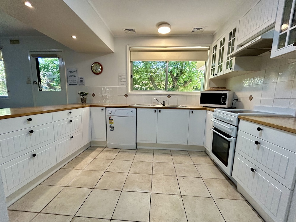 Adina Lodge Holiday Units 10/71