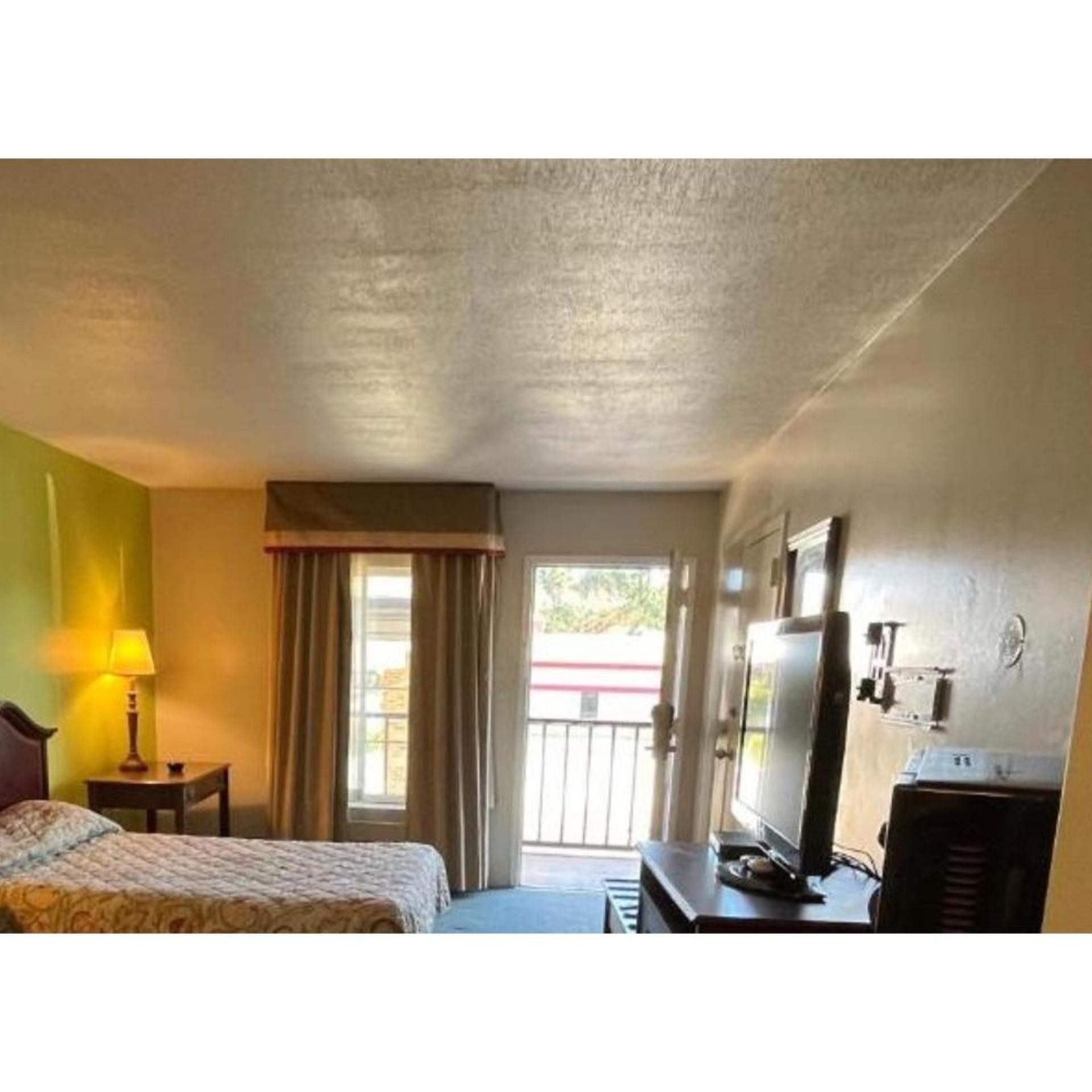 1 King Bed - Non-Smoking, Micfridge