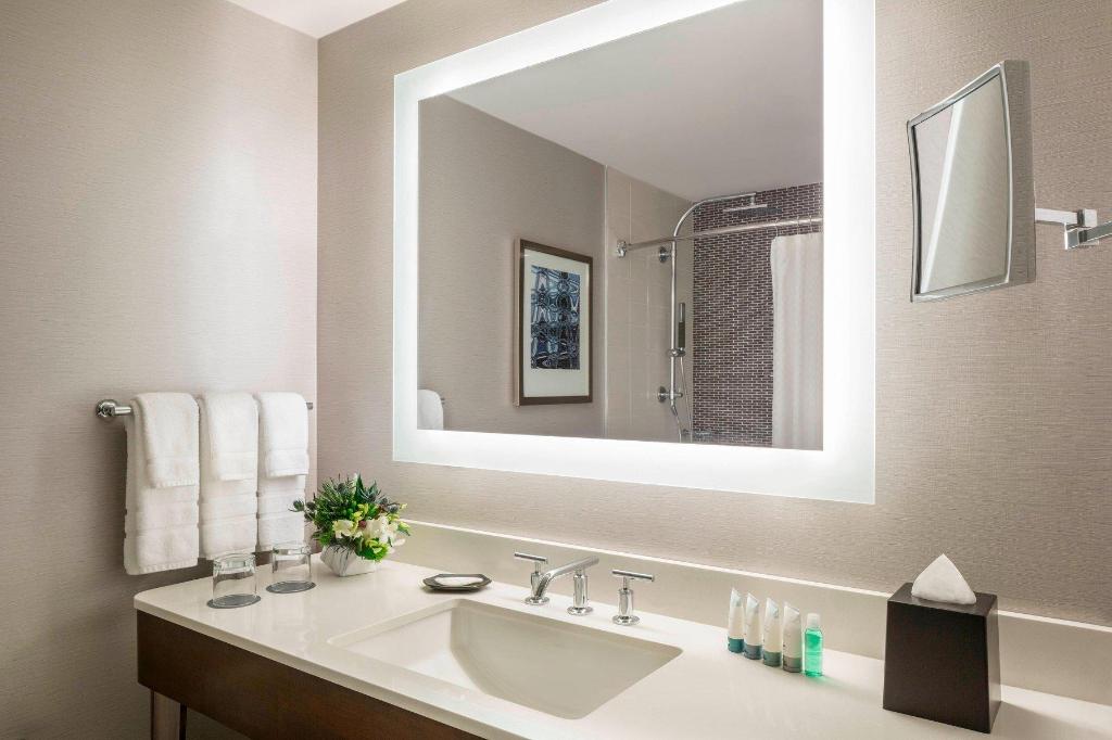 غرفة بسريرين كوين، The Westin South Coast Plaza 6/6