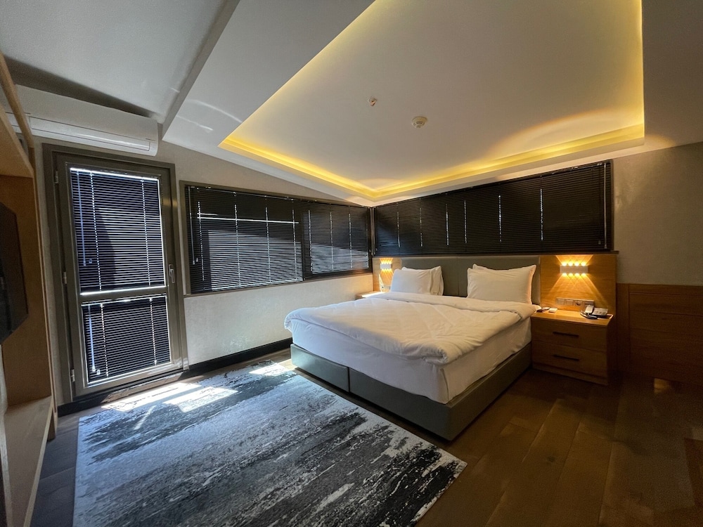 DELUXE, DOUBLE BED