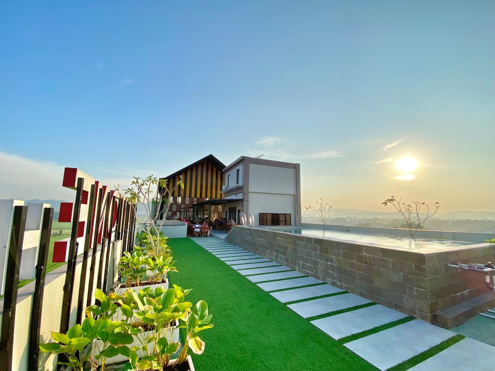 Front One Hotel Gombong 33/48