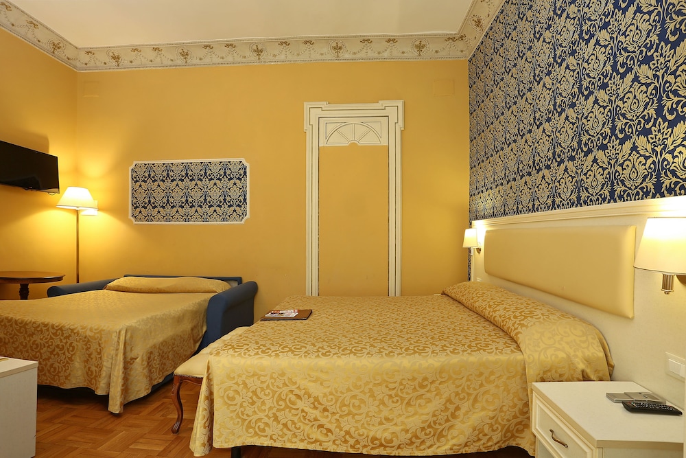 ROOM, QUADRUPLE