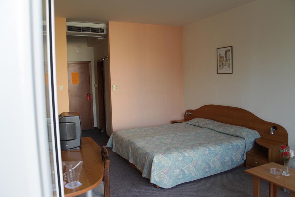 Flamingo Beach Hotel 24/63