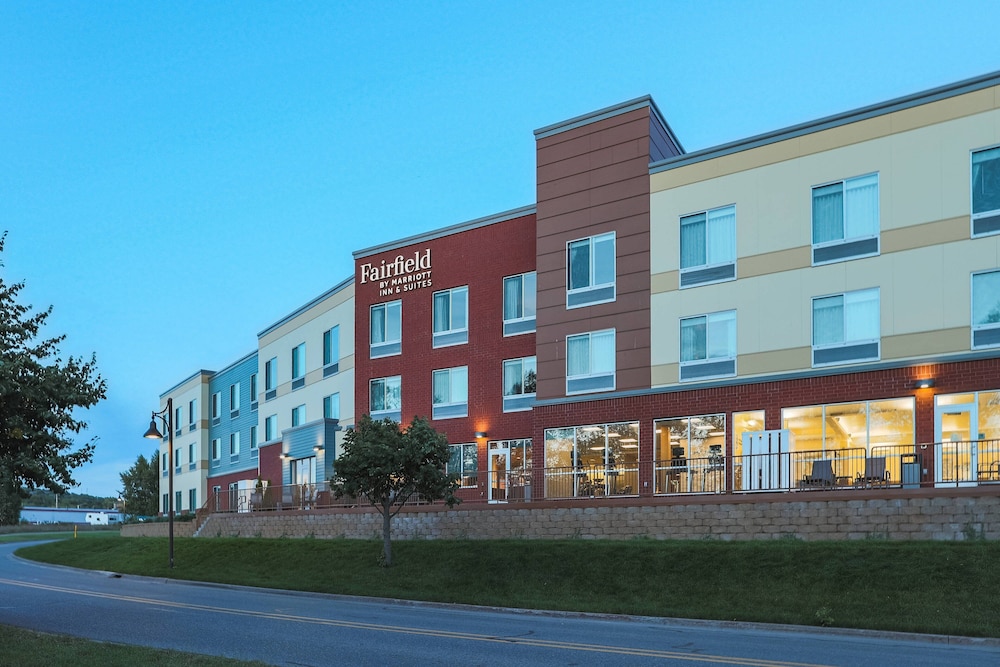 Fairfield Inn & Suites by Marriott Marquette 1/37