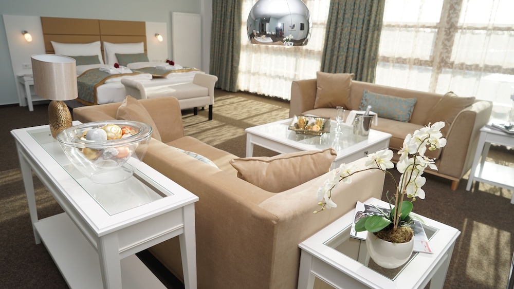 Hotel Class 18/23